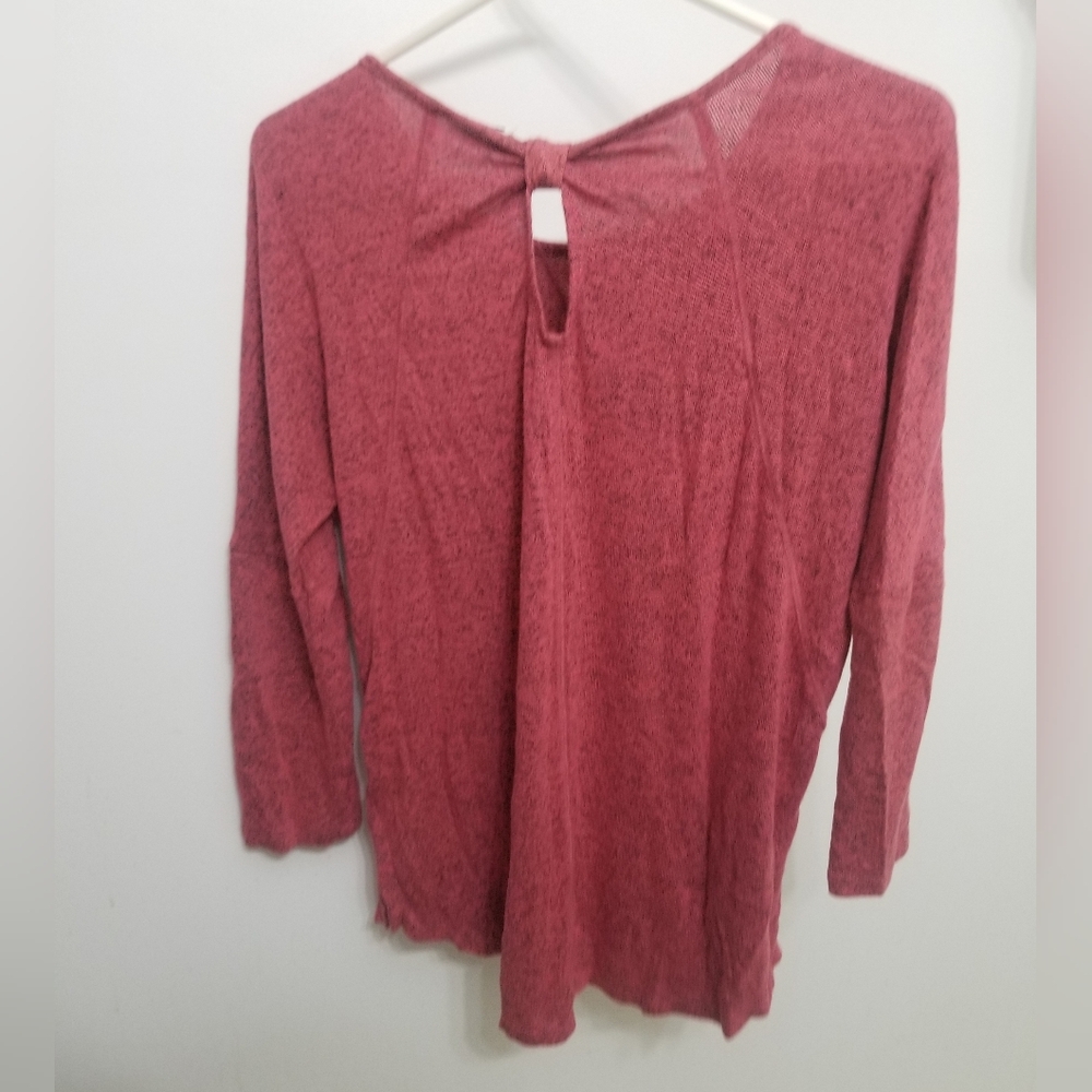 Red blouse with "Be Kind" in gold letters - Picture 6 of 6